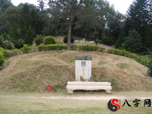 梦见房子周围都是坟